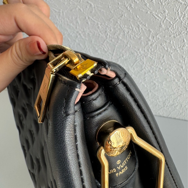 LV M21260黑壓紋coussin pm-29