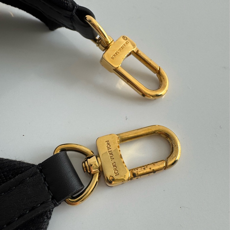 LV M21260黑壓紋coussin pm-46