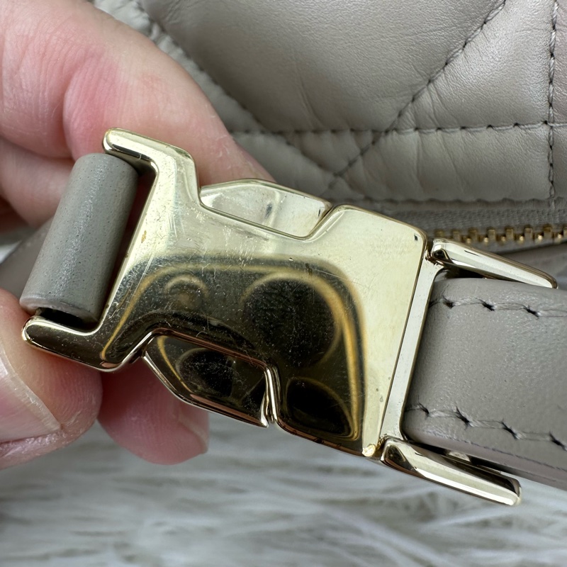 DIOR Travel Nomad Medium 奶茶色金扣飯盒包-16