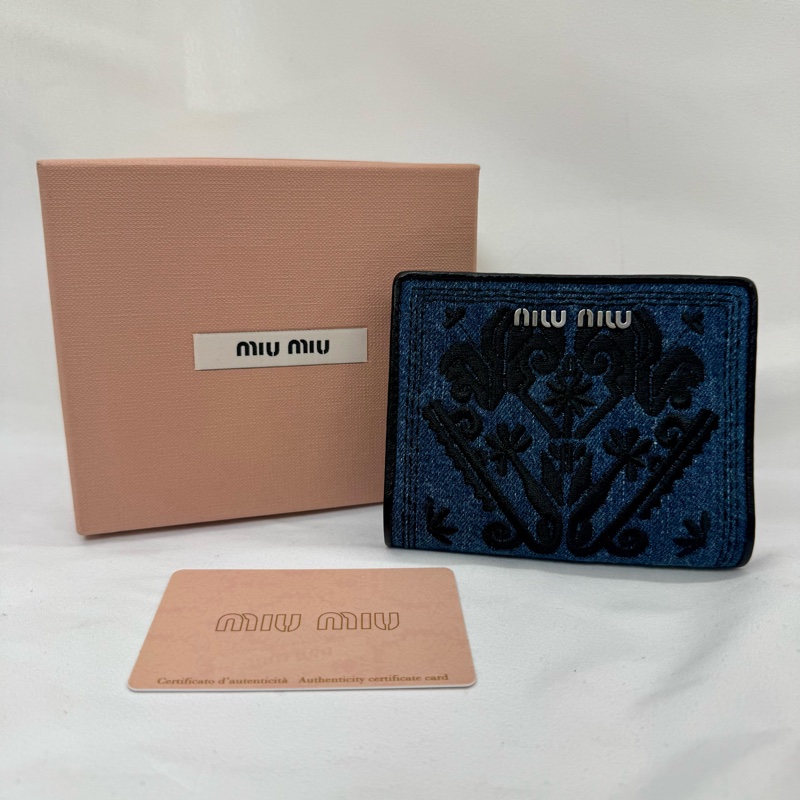 Miu Miu 丹寧牛仔布對折短夾. 5MV204-0