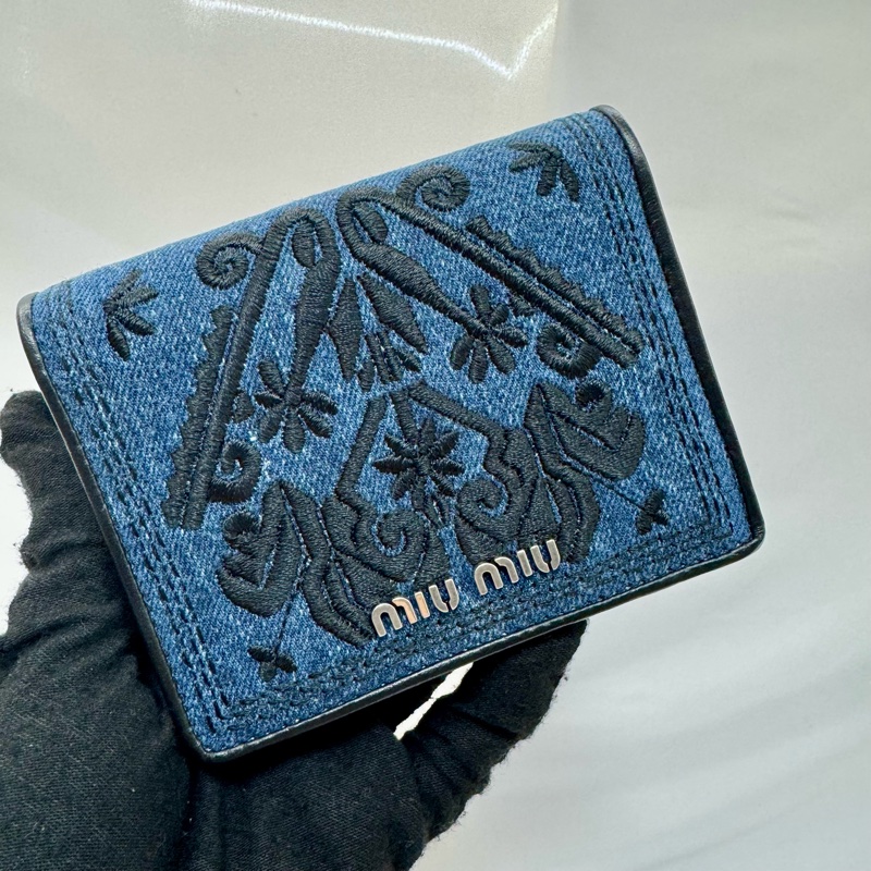 Miu Miu 丹寧牛仔布對折短夾. 5MV204-1