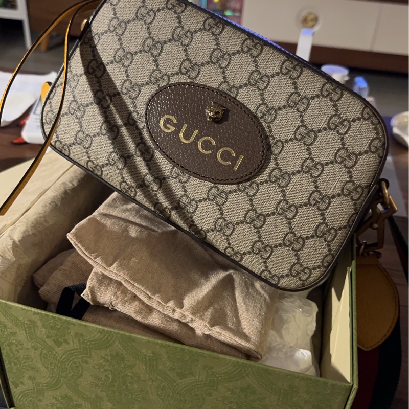 GUCCI 古馳 476466 經典GG Supreme帆布印花雙色織帶相機斜揹包(棕色)-0