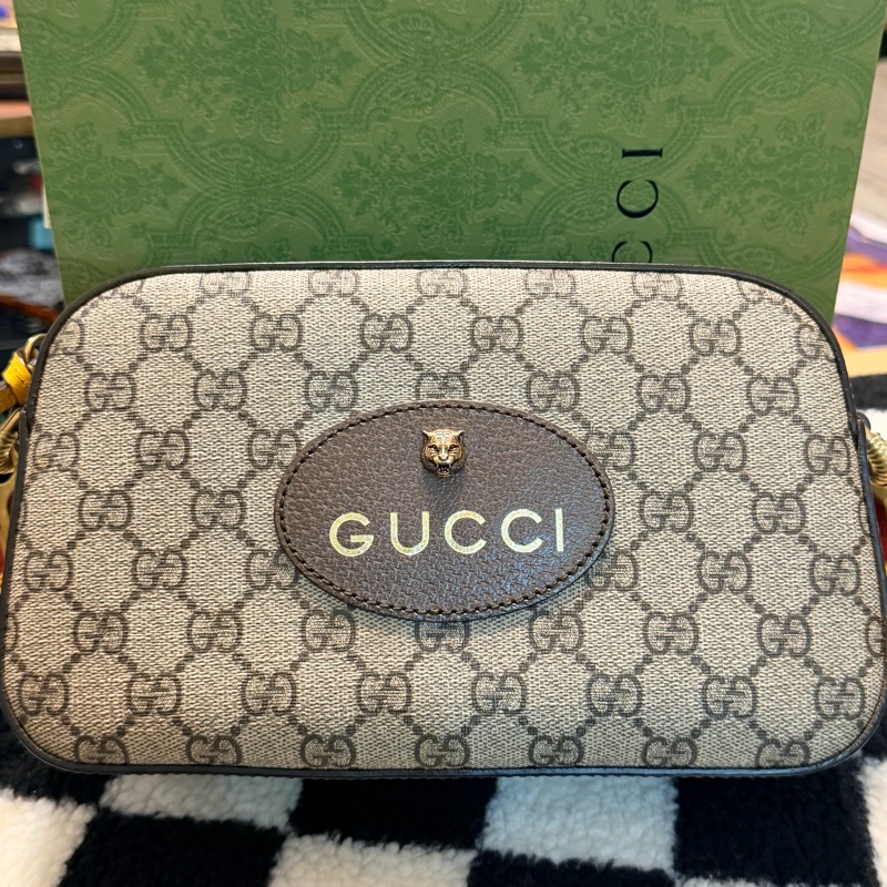 GUCCI 古馳 476466 經典GG Supreme帆布印花雙色織帶相機斜揹包(棕色)-1
