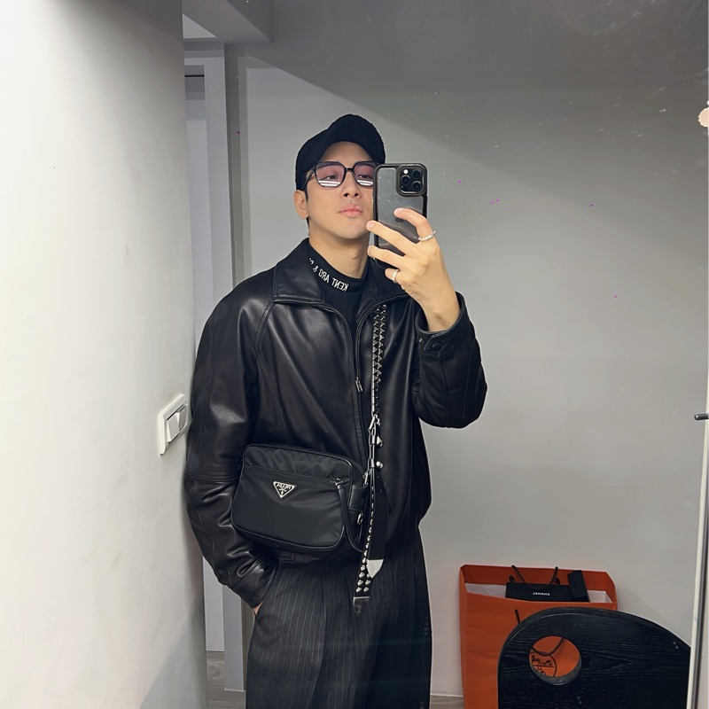 Prada 時髦收藏 絕版 經典時尚 #斜背包 #鉚釘相機包 這個現在有的話都要80,000起跳 男女都適合休閒時尚穿搭 近新 🛫獨特魅力和鉚釘時尚結合  🍏尺寸：23x15x8cm-0