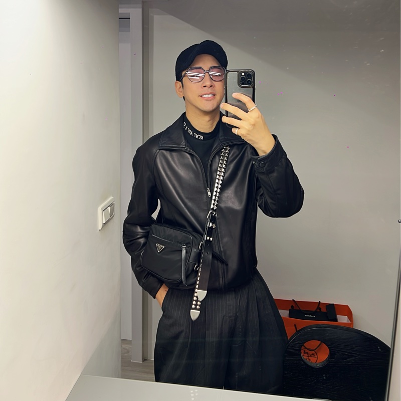 Prada 時髦收藏 絕版 經典時尚 #斜背包 #鉚釘相機包 這個現在有的話都要80,000起跳 男女都適合休閒時尚穿搭 近新 🛫獨特魅力和鉚釘時尚結合  🍏尺寸：23x15x8cm-1