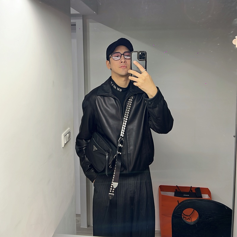 Prada 時髦收藏 絕版 經典時尚 #斜背包 #鉚釘相機包 這個現在有的話都要80,000起跳 男女都適合休閒時尚穿搭 近新 🛫獨特魅力和鉚釘時尚結合  🍏尺寸：23x15x8cm-2