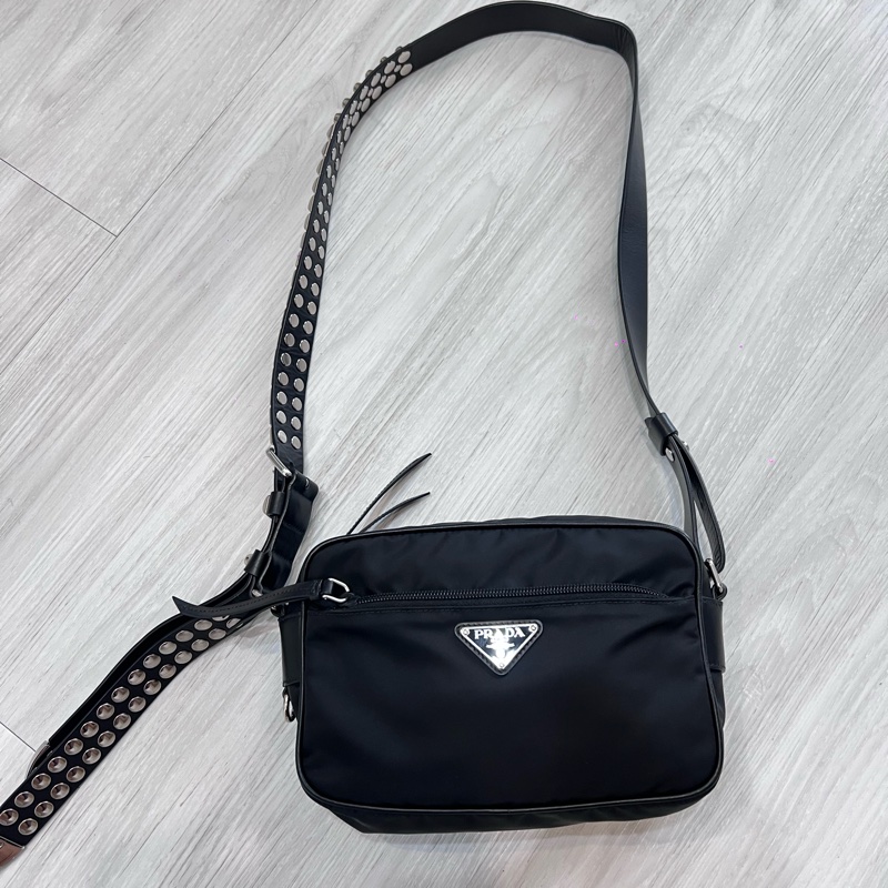 Prada 時髦收藏 絕版 經典時尚 #斜背包 #鉚釘相機包 這個現在有的話都要80,000起跳 男女都適合休閒時尚穿搭 近新 🛫獨特魅力和鉚釘時尚結合  🍏尺寸：23x15x8cm-4