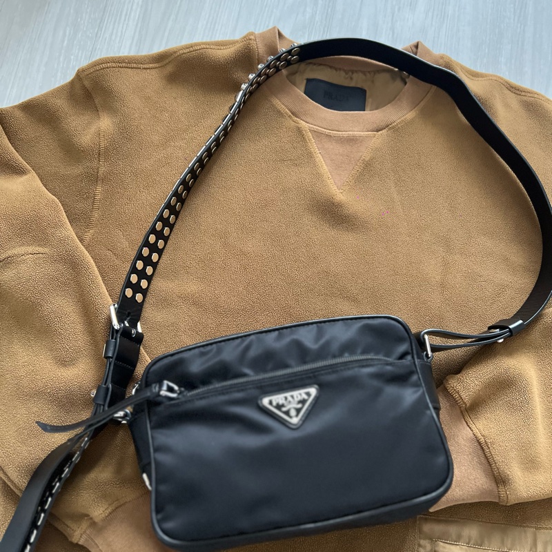 Prada 時髦收藏 絕版 經典時尚 #斜背包 #鉚釘相機包 這個現在有的話都要80,000起跳 男女都適合休閒時尚穿搭 近新 🛫獨特魅力和鉚釘時尚結合  🍏尺寸：23x15x8cm-5