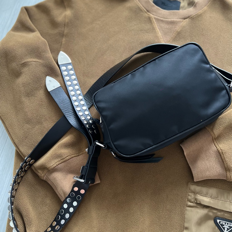 Prada 時髦收藏 絕版 經典時尚 #斜背包 #鉚釘相機包 這個現在有的話都要80,000起跳 男女都適合休閒時尚穿搭 近新 🛫獨特魅力和鉚釘時尚結合  🍏尺寸：23x15x8cm-7