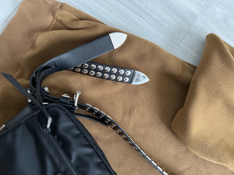 Prada 時髦收藏 絕版 經典時尚 #斜背包 #鉚釘相機包 這個現在有的話都要80,000起跳 男女都適合休閒時尚穿搭 近新 🛫獨特魅力和鉚釘時尚結合  🍏尺寸：23x15x8cm-8