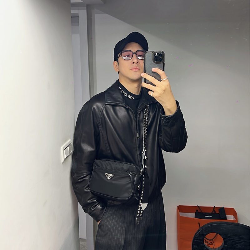 Prada 時髦收藏 絕版 經典時尚 #斜背包 #鉚釘相機包 這個現在有的話都要80,000起跳 男女都適合休閒時尚穿搭 近新 🛫獨特魅力和鉚釘時尚結合  🍏尺寸：23x15x8cm-9