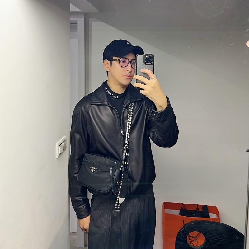 Prada 時髦收藏 絕版 經典時尚 #斜背包 #鉚釘相機包 這個現在有的話都要80,000起跳 男女都適合休閒時尚穿搭 近新 🛫獨特魅力和鉚釘時尚結合  🍏尺寸：23x15x8cm-10