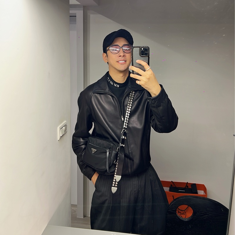 Prada 時髦收藏 絕版 經典時尚 #斜背包 #鉚釘相機包 這個現在有的話都要80,000起跳 男女都適合休閒時尚穿搭 近新 🛫獨特魅力和鉚釘時尚結合  🍏尺寸：23x15x8cm-11