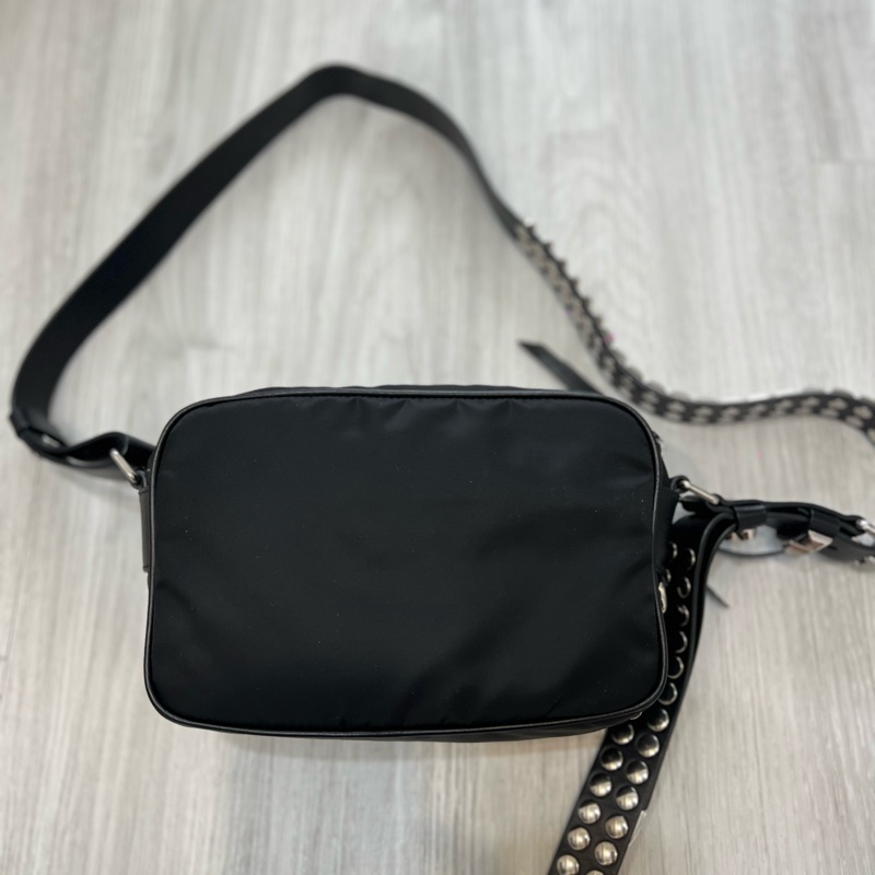 Prada 時髦收藏 絕版 經典時尚 #斜背包 #鉚釘相機包 這個現在有的話都要80,000起跳 男女都適合休閒時尚穿搭 近新 🛫獨特魅力和鉚釘時尚結合  🍏尺寸：23x15x8cm-14