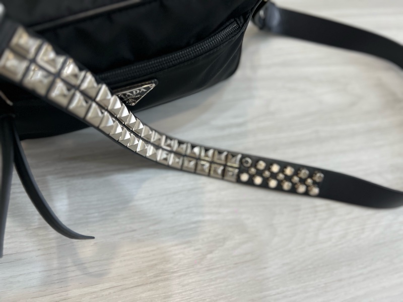 Prada 時髦收藏 絕版 經典時尚 #斜背包 #鉚釘相機包 這個現在有的話都要80,000起跳 男女都適合休閒時尚穿搭 近新 🛫獨特魅力和鉚釘時尚結合  🍏尺寸：23x15x8cm-15