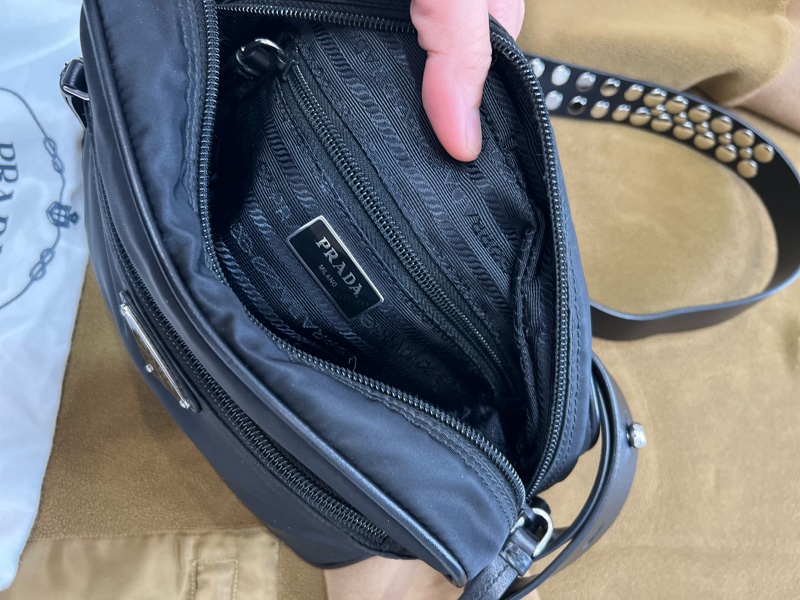 Prada 時髦收藏 絕版 經典時尚 #斜背包 #鉚釘相機包 這個現在有的話都要80,000起跳 男女都適合休閒時尚穿搭 近新 🛫獨特魅力和鉚釘時尚結合  🍏尺寸：23x15x8cm-18