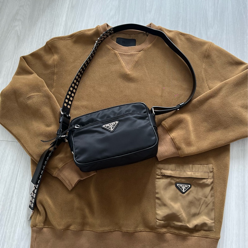 Prada 時髦收藏 絕版 經典時尚 #斜背包 #鉚釘相機包 這個現在有的話都要80,000起跳 男女都適合休閒時尚穿搭 近新 🛫獨特魅力和鉚釘時尚結合  🍏尺寸：23x15x8cm-19