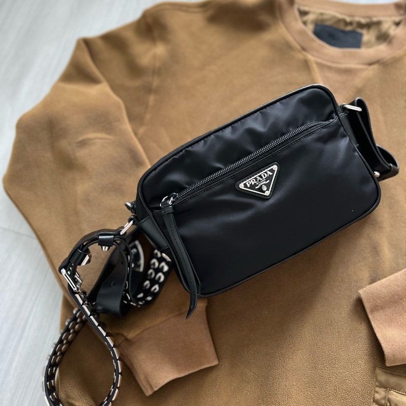 Prada 時髦收藏 絕版 經典時尚 #斜背包 #鉚釘相機包 這個現在有的話都要80,000起跳 男女都適合休閒時尚穿搭 近新 🛫獨特魅力和鉚釘時尚結合  🍏尺寸：23x15x8cm-20