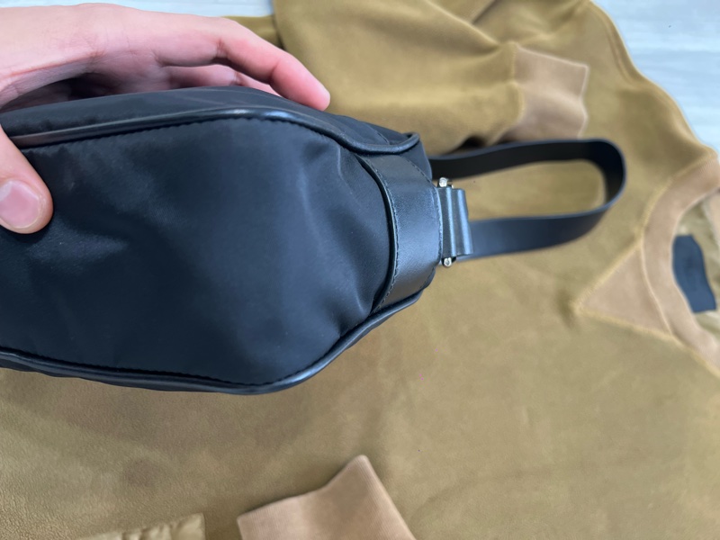 Prada 時髦收藏 絕版 經典時尚 #斜背包 #鉚釘相機包 這個現在有的話都要80,000起跳 男女都適合休閒時尚穿搭 近新 🛫獨特魅力和鉚釘時尚結合  🍏尺寸：23x15x8cm-23