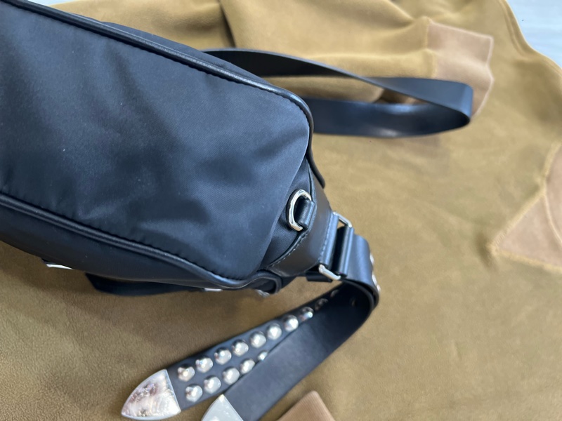 Prada 時髦收藏 絕版 經典時尚 #斜背包 #鉚釘相機包 這個現在有的話都要80,000起跳 男女都適合休閒時尚穿搭 近新 🛫獨特魅力和鉚釘時尚結合  🍏尺寸：23x15x8cm-24