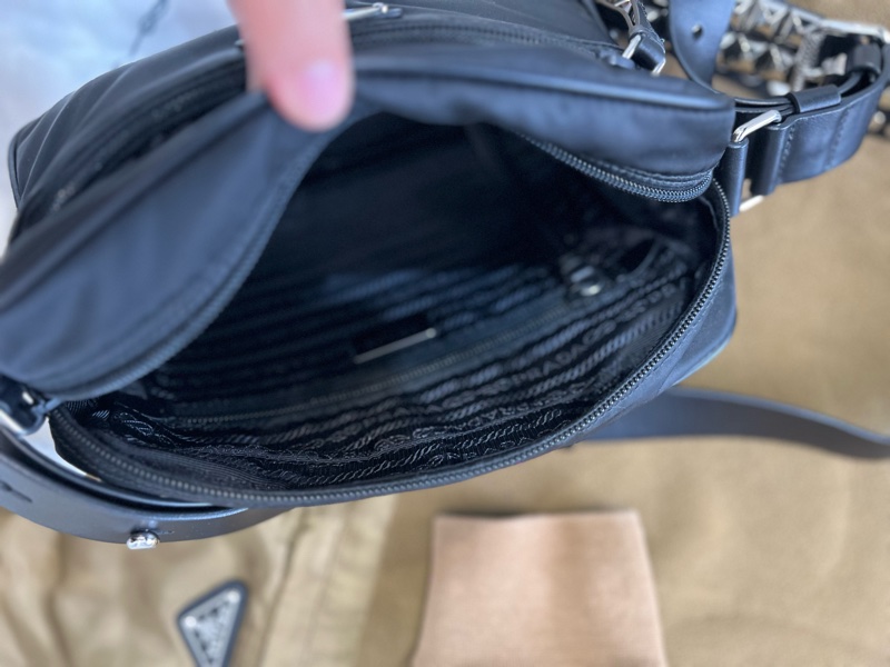 Prada 時髦收藏 絕版 經典時尚 #斜背包 #鉚釘相機包 這個現在有的話都要80,000起跳 男女都適合休閒時尚穿搭 近新 🛫獨特魅力和鉚釘時尚結合  🍏尺寸：23x15x8cm-26