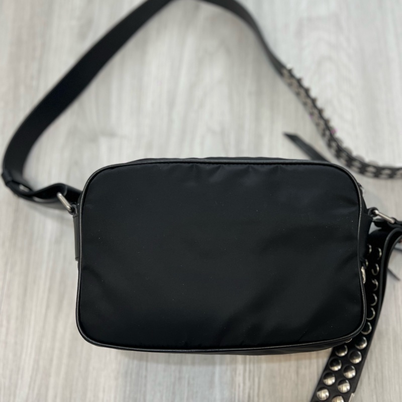 Prada 時髦收藏 絕版 經典時尚 #斜背包 #鉚釘相機包 這個現在有的話都要80,000起跳 男女都適合休閒時尚穿搭 近新 🛫獨特魅力和鉚釘時尚結合  🍏尺寸：23x15x8cm-28