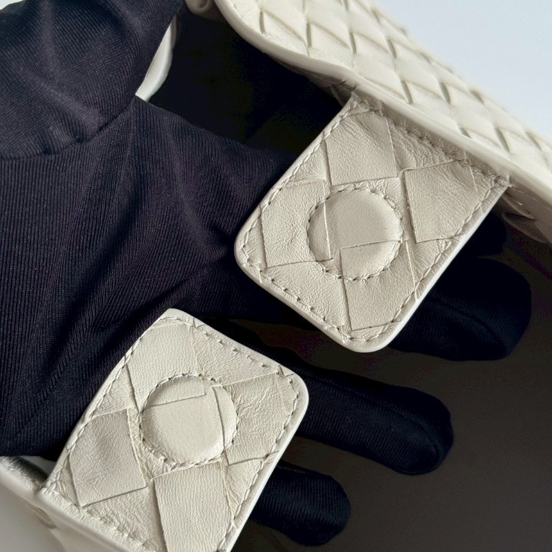 全新🤍 Bottega Veneta BV Parachute 中號 白色金釦-12