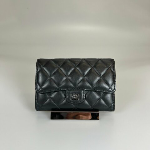 CHANEL CF中夾簍空雙C黑銀羊皮 20開