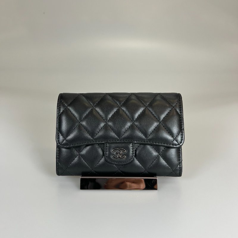 CHANEL CF中夾簍空雙C黑銀羊皮 20開-1