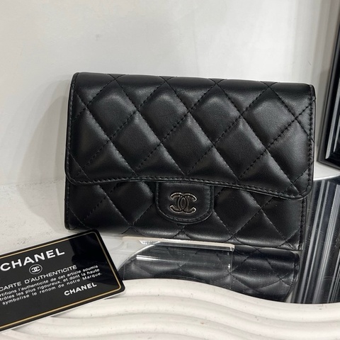 CHANEL CF中夾簍空雙C黑銀羊皮 20開