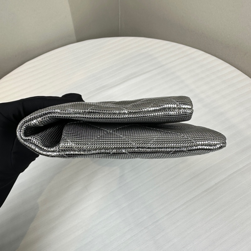 香奈兒/Chanel Foldover Clutch 銀色牛皮菱格紋手拿包27x3x14cm-5