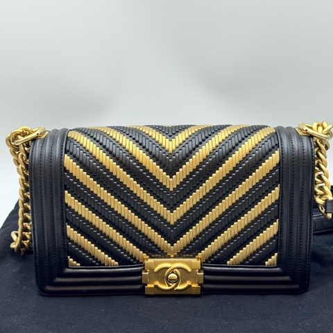 香奈兒/Chanel LEBOY 黑金配色V紋編織款 有卡 28開