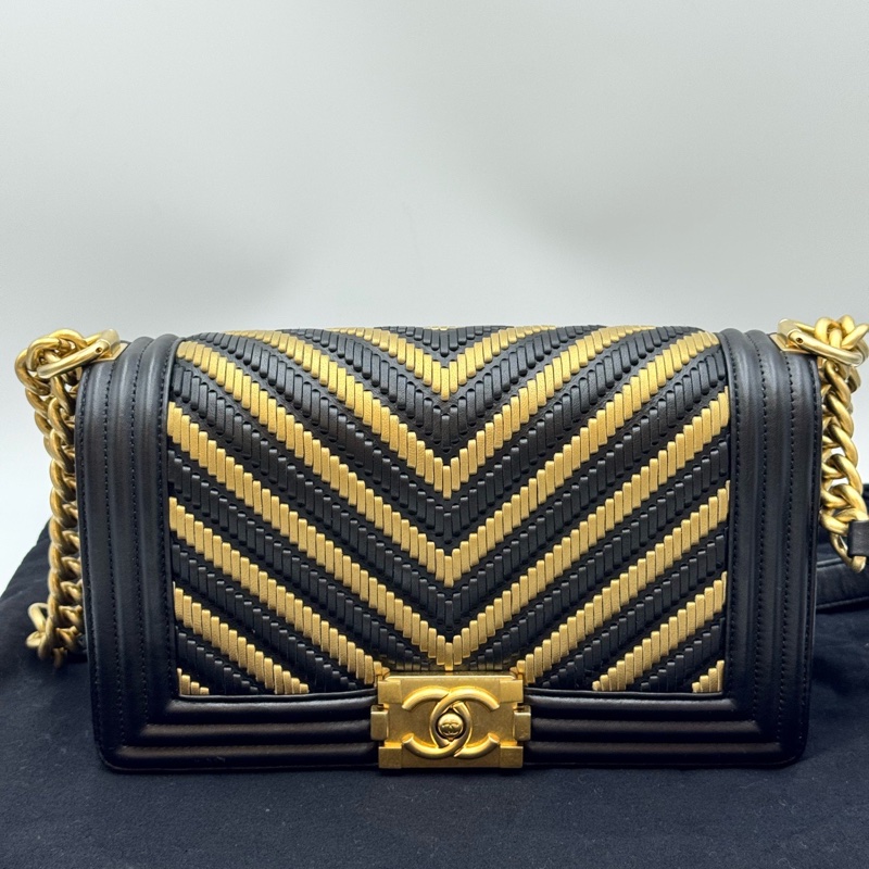 香奈兒/Chanel LEBOY 黑金配色V紋編織款 有卡 28開-0
