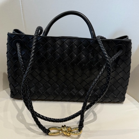 BV 黑色編織包East-West Andiamo