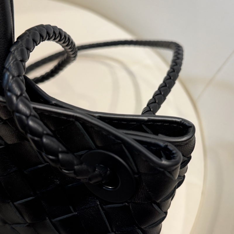 BV 黑色編織包East-West Andiamo-11