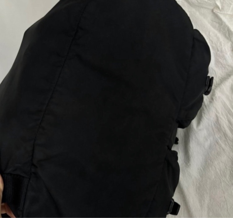 Prada中古黑色雙肩包 尺寸30*16*38-2