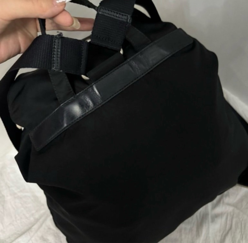 Prada中古黑色雙肩包 尺寸30*16*38-4