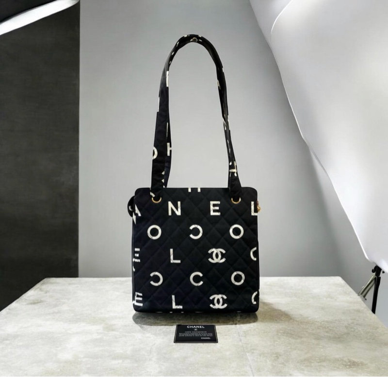 「JL精品代購」9新 Chanel秀款黑白塗鴉字母logo單肩包-0