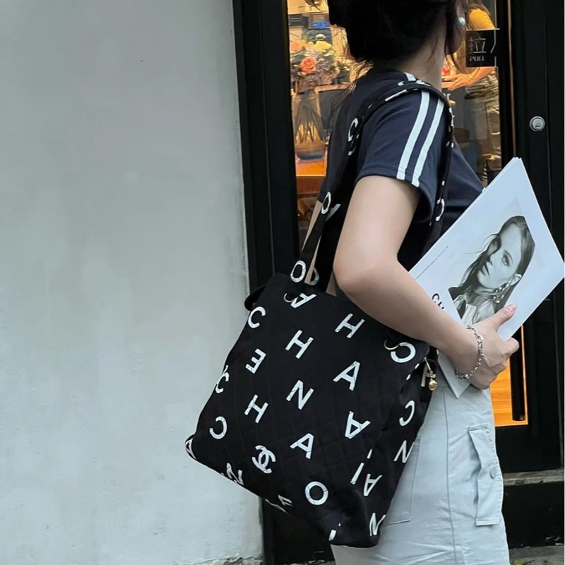 「JL精品代購」9新 Chanel秀款黑白塗鴉字母logo單肩包-1