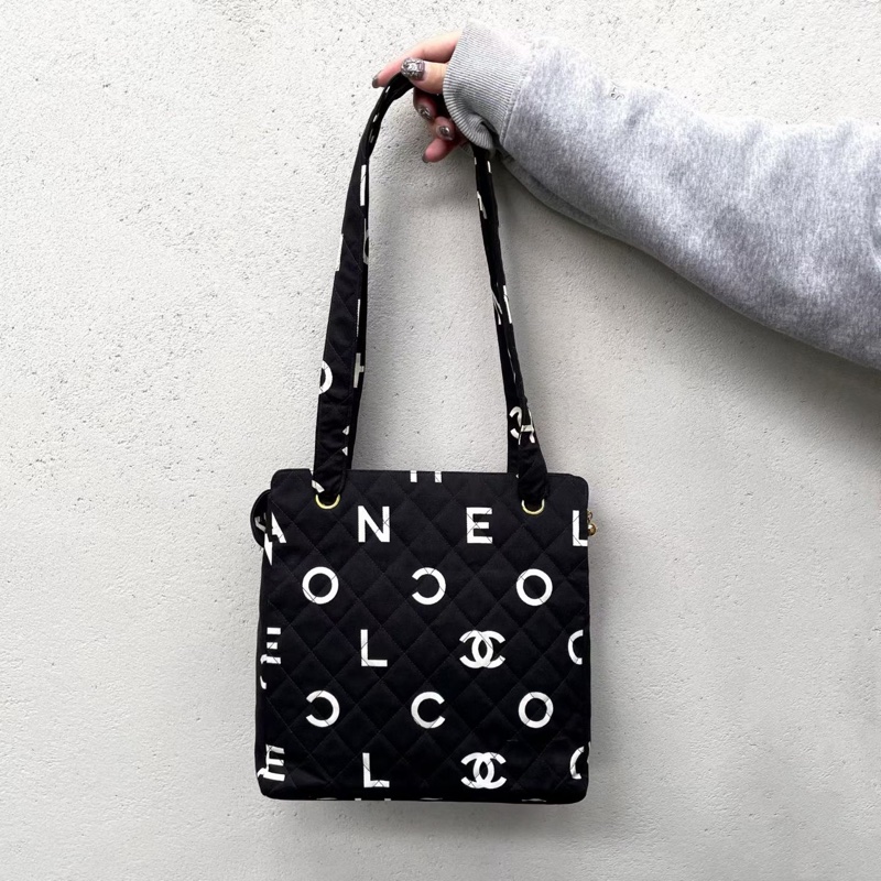 「JL精品代購」9新 Chanel秀款黑白塗鴉字母logo單肩包-2