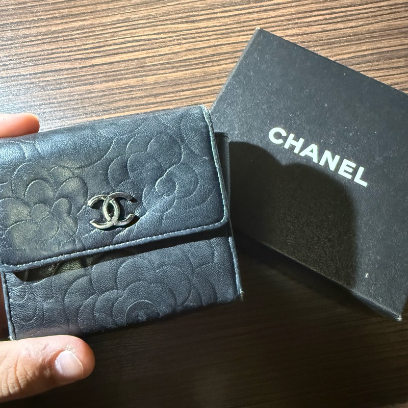 CHANEL山茶花壓紋短夾-5