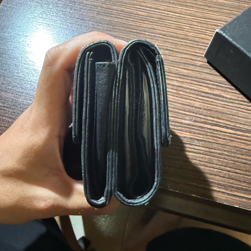 CHANEL山茶花壓紋短夾-7