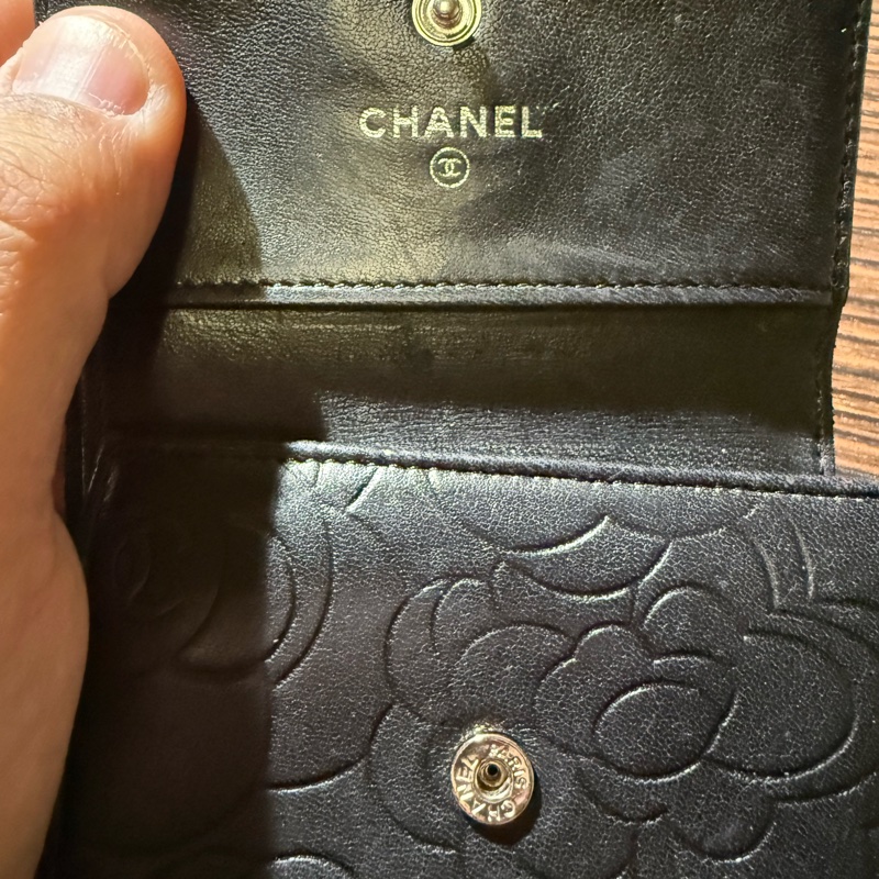 CHANEL山茶花壓紋短夾-27