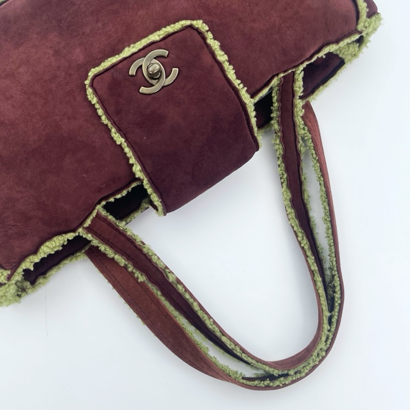 「JL精品代購」香奈兒巧克力麂皮拼抹茶羊羔毛銀扣手提腋下小方包-4