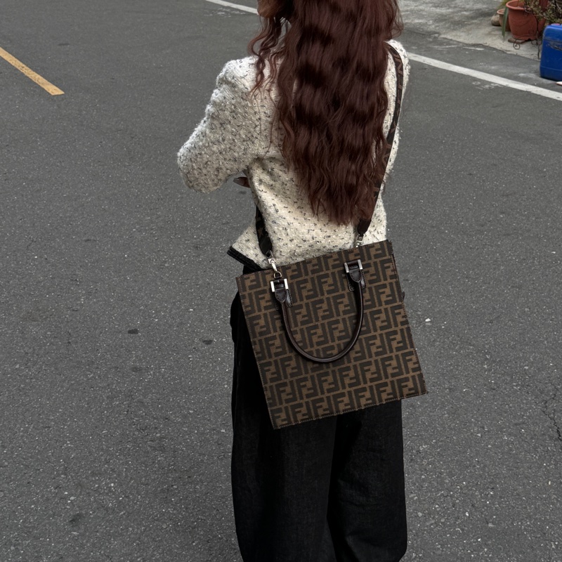 【極新🎁】 FENDI 經典老花 風琴托特包 肩背包(專櫃113,200)-6