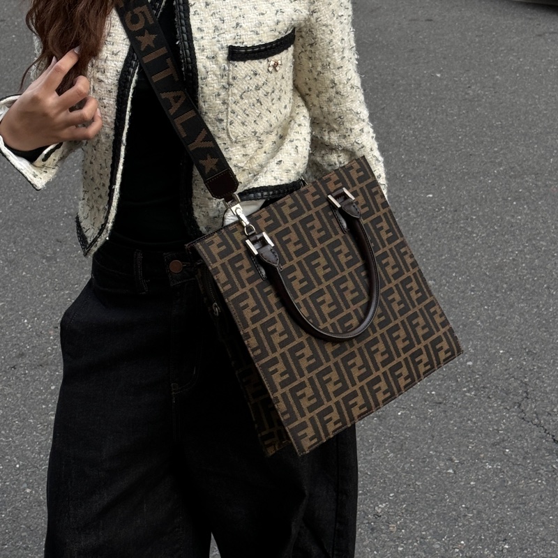 【極新🎁】 FENDI 經典老花 風琴托特包 肩背包(專櫃113,200)-29