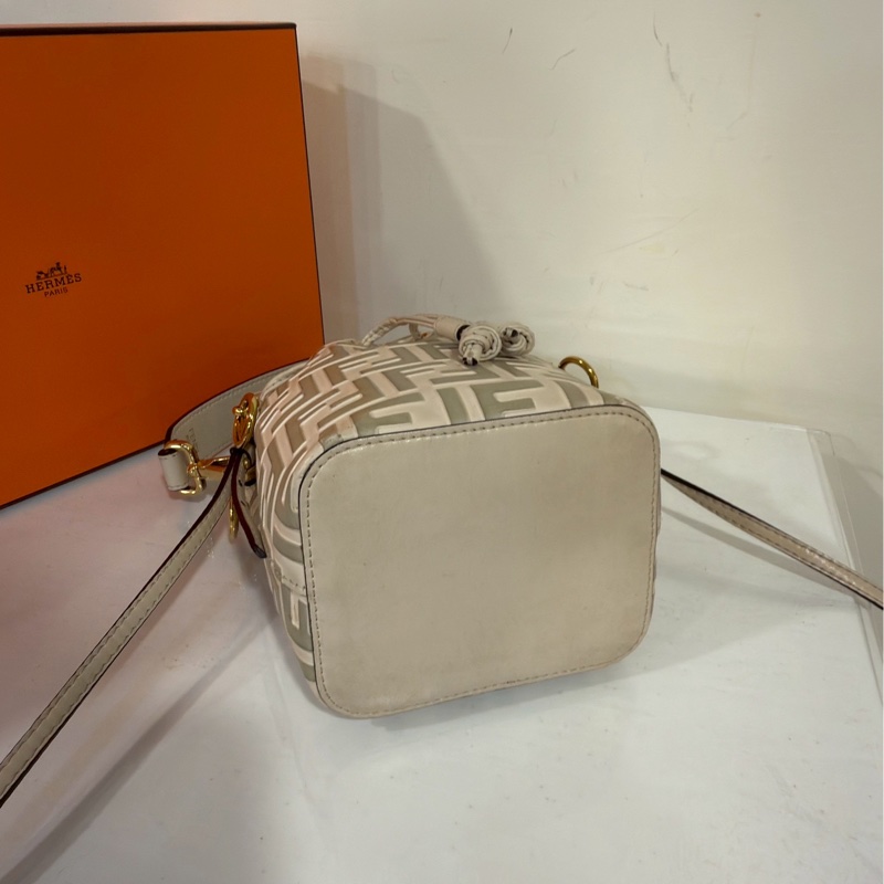 小巧百搭款✨99新🆕Fendi芬迪米白老花水桶包手提包單肩斜挎包-10