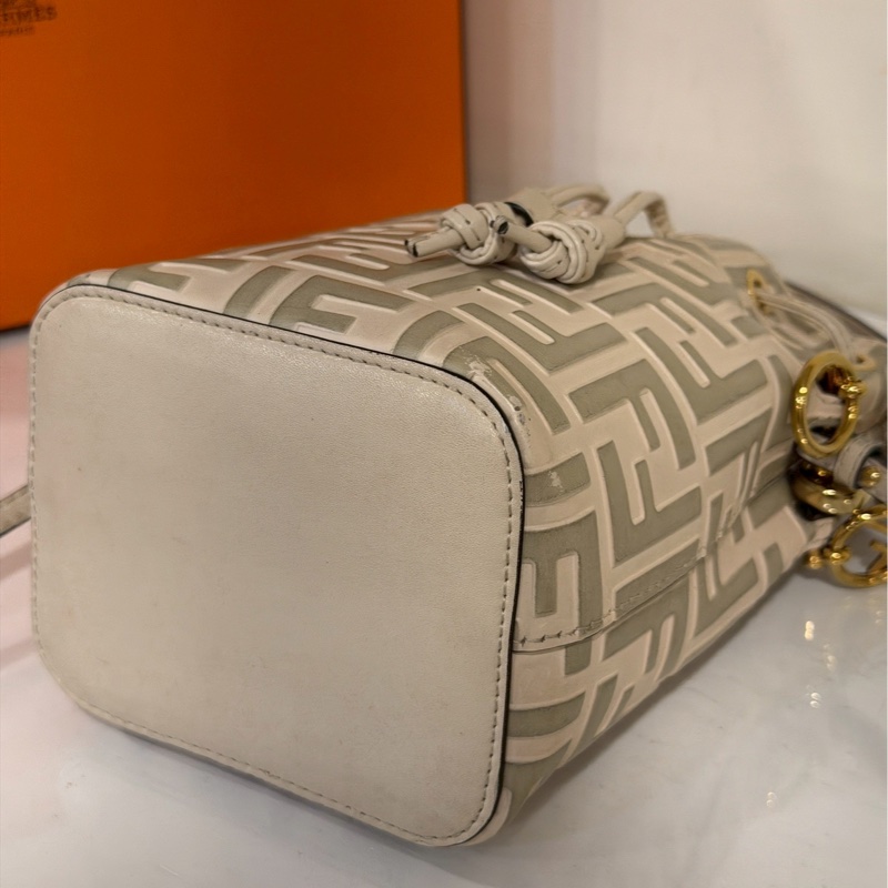 小巧百搭款✨99新🆕Fendi芬迪米白老花水桶包手提包單肩斜挎包-12