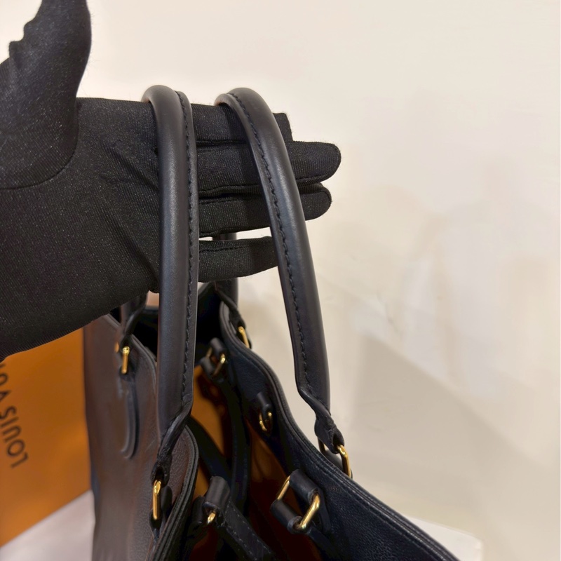 實用主義看過來😍99新🆕Lv路易威登黑色全皮on the go中號托特包手提包肩背包-11