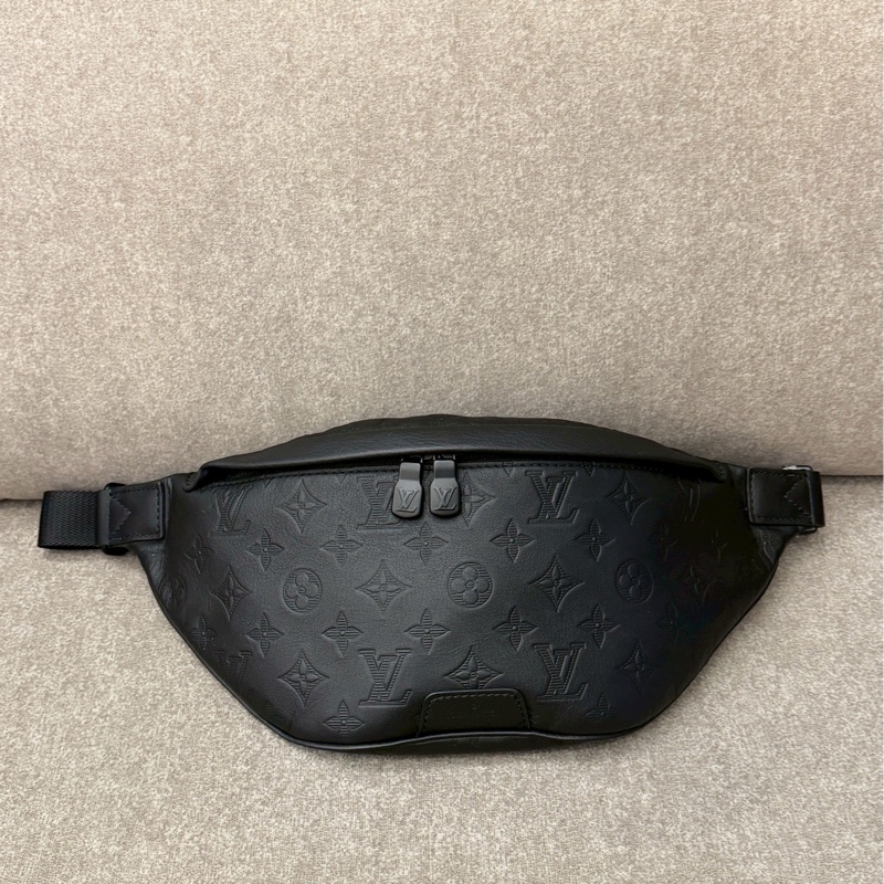 LV黑色壓紋胸包-0